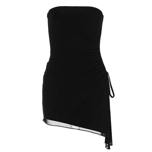Détail de la robe bustier noire froncée avec ourlet asymétrique et tissu élastique