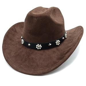 Détail d'un chapeau de cow-boy marron en suédine avec bande de cuir rivetée et perles