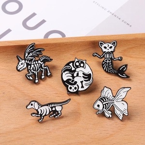 Halloween Emaille-Broschenset mit Tierskelett Motiven wie Katze und Hund im Gothic Stil