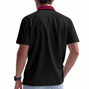 Detailansicht der Rückseite eines Herren-Poloshirts in Schwarz mit burgunderfarbenem Kragen