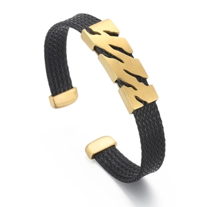 Bracelet manchette moderne en maille d'acier avec plaque géométrique dorée noir et or