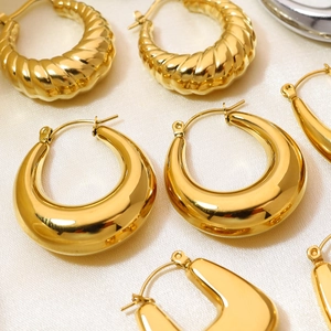 Gepolijste gouden titanium oorringen in diverse minimalistische en geometrische ontwerpen