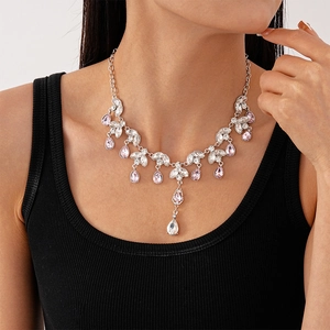 Collier à pampilles en argent avec cristaux roses en forme de goutte sur le cou