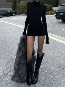 Tenue femme avec robe noire à col roulé, manteau en fausse fourrure grise et bottes