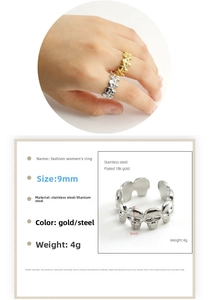 Détail d'une bague tête de mort 9mm montrant les dimensions et la texture plaquée or 18k