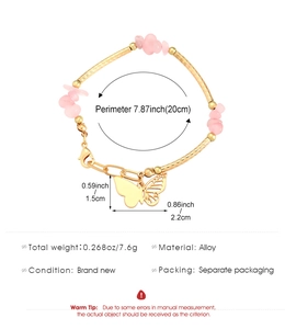 Détail du bracelet perlé avec pierres naturelles roses et pendentif papillon doré