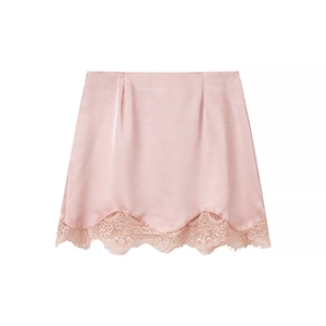 Mini-jupe en satin rose avec bordure en dentelle élégante et texture soyeuse