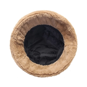 Chapeau bob en fausse fourrure pelucheuse kaki avec doublure chaude, vue de haut sur blanc