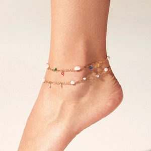 Bracelet de cheville doré double rang avec perles blanches et breloques pierres colorées