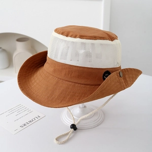 Detalle del sombrero de sol con malla transpirable, parche de sonrisa y cordón ajustable