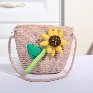 Detailansicht der rosa Strohtasche für Kinder mit 3D-Sonnenblume und Metallreißverschluss