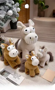 Groupe de peluches de poney rigolotes avec grands yeux et sourire édenté en décor de Noël