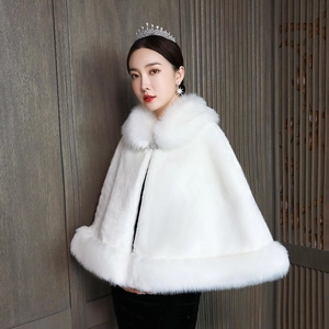 Détail d'un châle de mariée en fausse fourrure blanche avec garniture et boucle en diamant