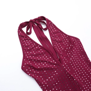 Détail d'un haut licou bordeaux à col en V profond avec paillettes argentées brillantes