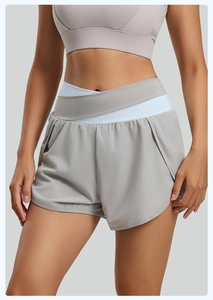 Détail du short de yoga taille haute avec ceinture croisée et patchwork contrasté