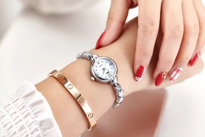 Elegant silver quartz watch for women featuring a rhinestone-set bezel and metal strap