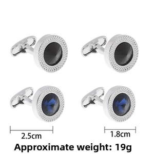 Détail de boutons de manchette argentés avec pierres facettées noires et bleues