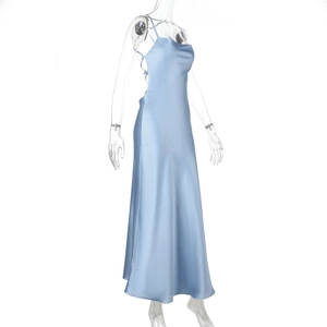 Détail d'une robe midi en satin bleu clair dos nu avec bretelles nouées sur mannequin clair