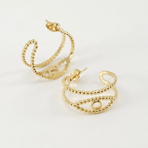 Détail de boucles d'oreilles en acier inoxydable doré 18 carats avec doubles perles rondes
