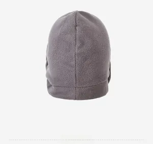 Vue de dessus détaillée du bonnet polaire gris foncé montrant la texture et coutures
