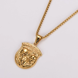 Gros plan détaillé d'un pendentif bouclier doré vintage avec crâne et serpent