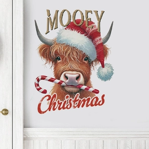 Détail du sticker mural vache d'Écosse de Noël sur mur blanc avec texte MOOEY
