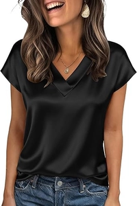 Detalle de blusa de satén negro para mujer con cuello en V y acabado sedoso brillante