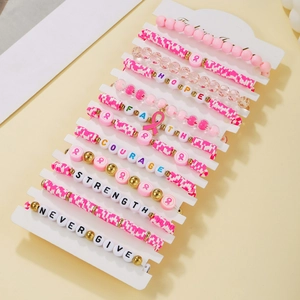Detail von 12 Brustkrebs-Bewusstsein Armbändern mit inspirierenden Perlen und Schleifen
