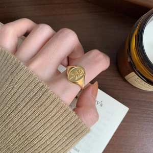 Detail shot of vintage 925 silver sunflower relief ring in gold with matte finish