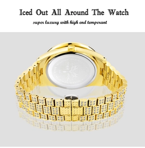 Détail du boîtier arrière de la montre en cristal doré et bracelet de luxe gravé