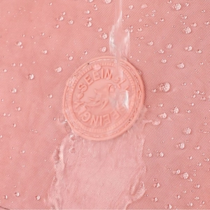 Borsa a tracolla rosa in nylon impermeabile con gocce d'acqua sulla superficie