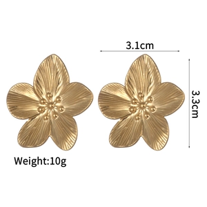 Golden five-petal flower stud earrings with radial texture and 3.3cm size dimensions
