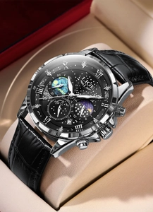 Dettaglio ravvicinato di un orologio al quarzo stellato LIGE con fasi lunari in box