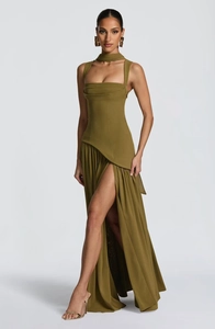 Dettaglio elegante abito lungo verde oliva con scollo quadrato e sexy spacco alto