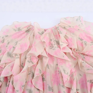 Chemisier à fleurs roses avec volants élégants et tissu en mousseline léger et transparent