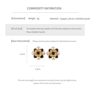 Vue détaillée des boucles d'oreilles fleur et perle de 1,5 cm en cuivre et zircon