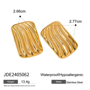 Gros plan de boucles d'oreilles carrées dorées en acier ondulé avec dimensions