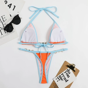 Détails du bikini côtelé bicolore avec anneaux métalliques dorés et rembourrage amovible