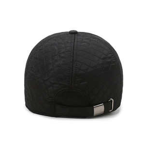 Vue arrière de casquette de baseball d'hiver matelassée noire pour homme avec boucle