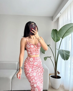 Détail de l'ensemble rose à motif géométrique avec jupe froncée dans un salon moderne