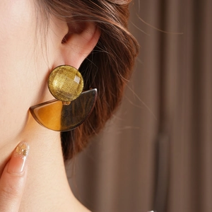 Bohemian geometric fan-shaped resin earrings in vintage gold and tortoiseshell finish