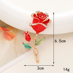Makroaufnahme der 3D-Rosenbrosche mit rotem Emaille-Finish und glänzenden Strasssteinen