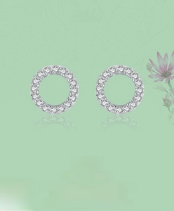 Gros plan de boucles d'oreilles créoles en argent 925 avec pavé de zircones