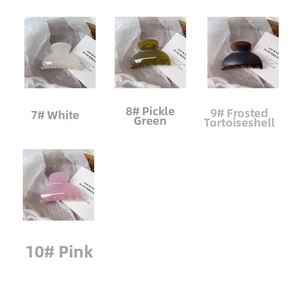 Dettaglio di piccoli fermagli per capelli in bianco, verde oliva, tartaruga e rosa