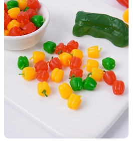 Pimientos en miniatura para casa de muñecas en rojo amarillo y verde en bandeja blanca
