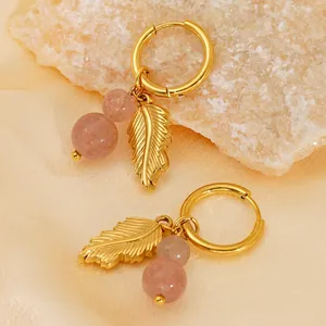 Boucles d'oreilles feuille dorée élégantes avec perles en pierre naturelle rose sur soie