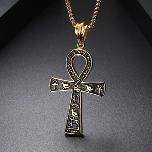 Détail du pendentif croix Ankh or et noir avec gravures de hiéroglyphes égyptiens