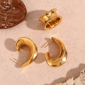 Gros plan sur les boucles d'oreilles créoles en forme de C en acier plaqué or 18 carats