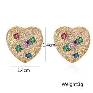 Dettaglio delle dimensioni di orecchini a cuore dorati con zirconi colorati