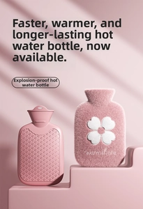Détail d'une bouillotte rose texturée avec housse en peluche douce aux motifs floraux
